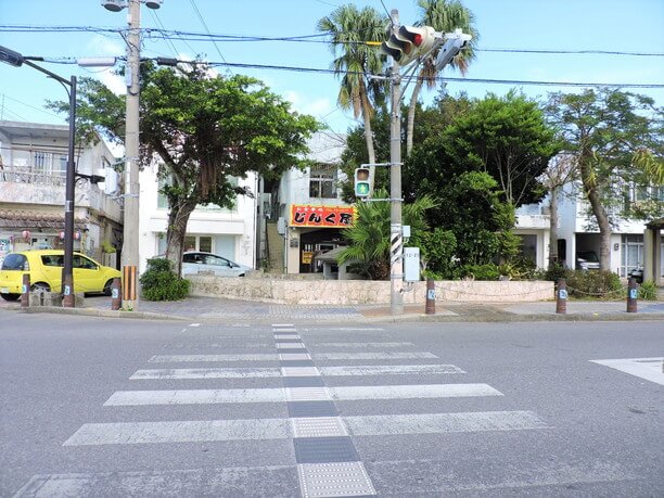 赤色の看板が目印の「食事処じんく屋」