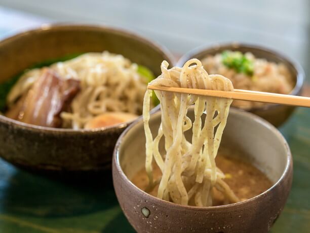 麺に絡むトロッとしたつけだれ