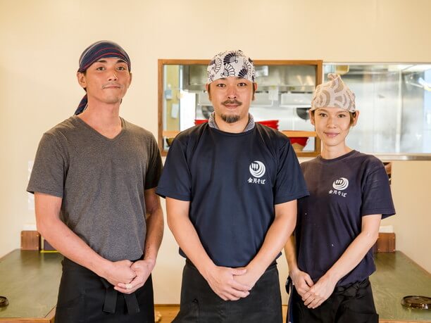 店長の平良さんと元気なスタッフ