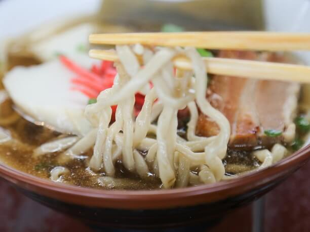 うっすら茶色の麺