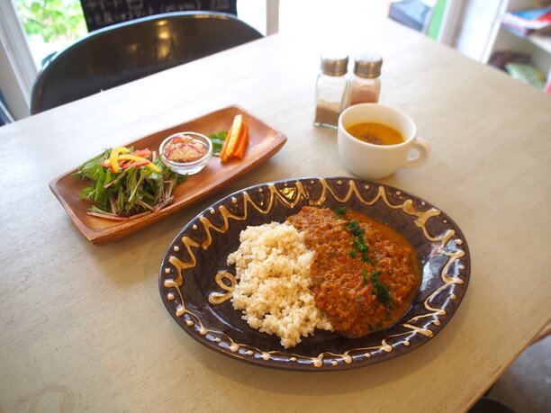 野菜だけで作られたベジキーマカレーセット