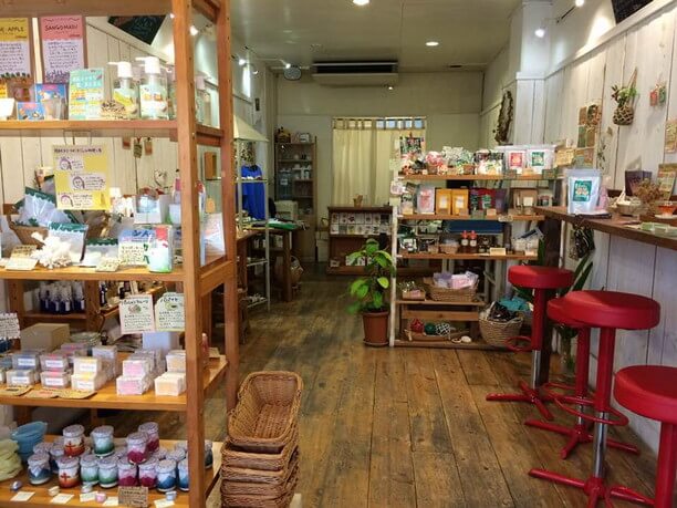 島素材のコスメやハーブティーがある店内