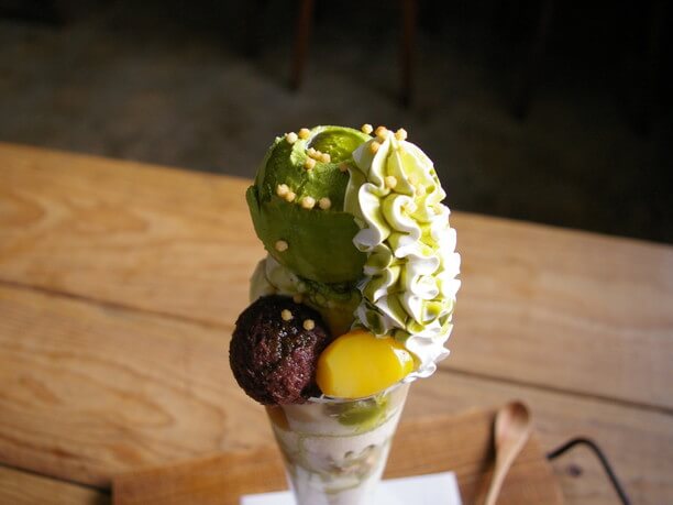京都の宇治にある老舗「丸久小山園」から取り寄せた抹茶を使ったアイスクリームやゼリーが満載