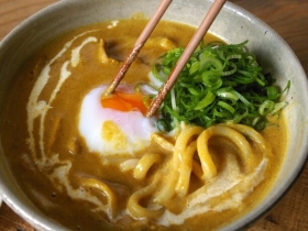 京都と沖縄の食文化を融合させた看板メニュー