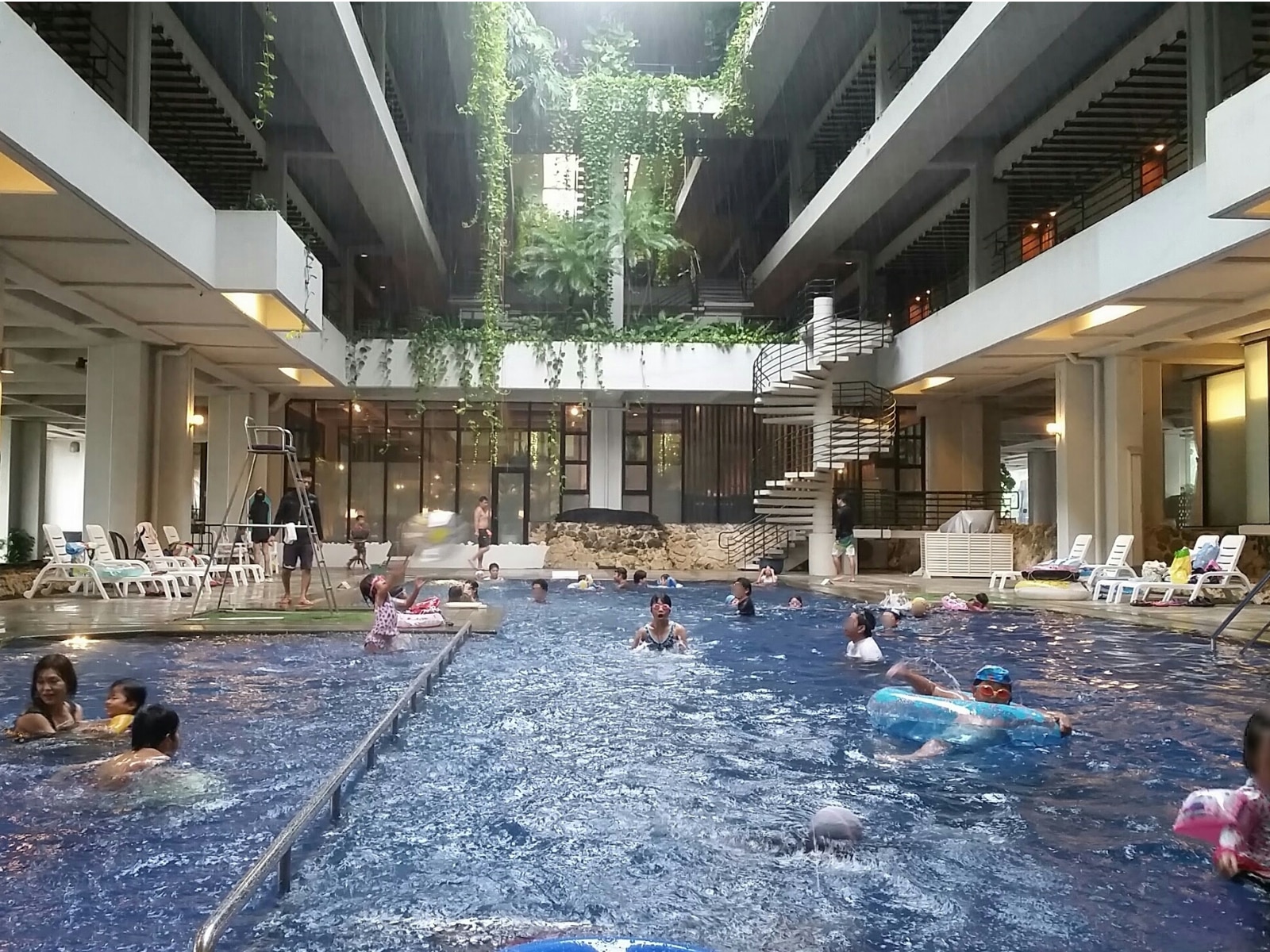 夜でも泳げる ナイトプールがある沖縄のホテル12選 J Trip Smart Magazine 沖縄