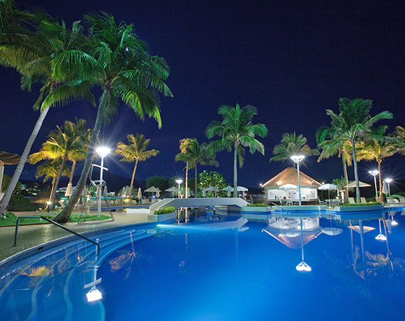 夜でも泳げる ナイトプールがある沖縄のホテル12選 J Trip Smart Magazine 沖縄