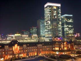 ライトアップされた東京駅