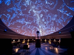 プラネタリウムを併設した「PLANETARIUM Starry Cafe」