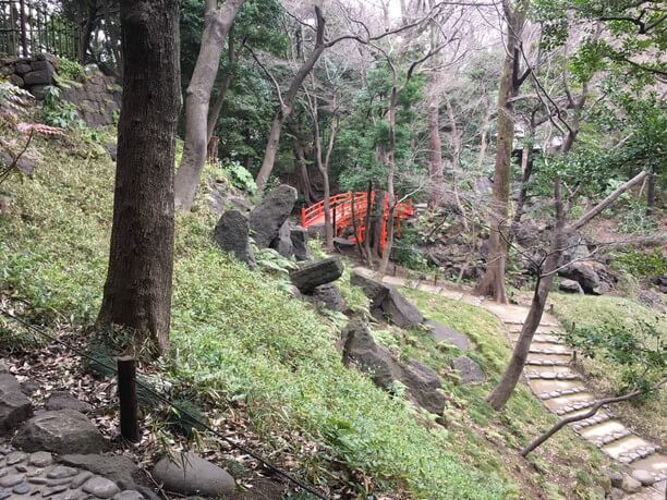 京都の御所への遍路が再現された庭園