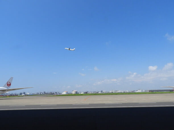 離着陸する飛行機