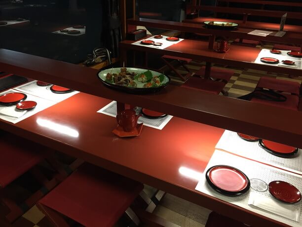 ちょっと低めの赤いテーブルと椅子