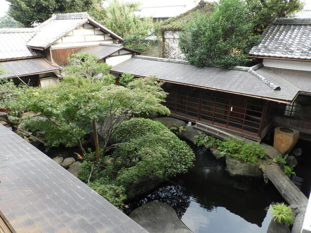 アトリエと住居に四方を囲まれた中庭