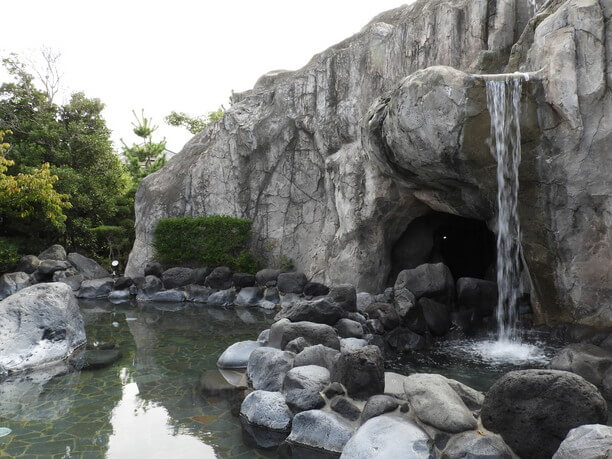 大きな岩を流れる滝が美しい「大滝の湯」