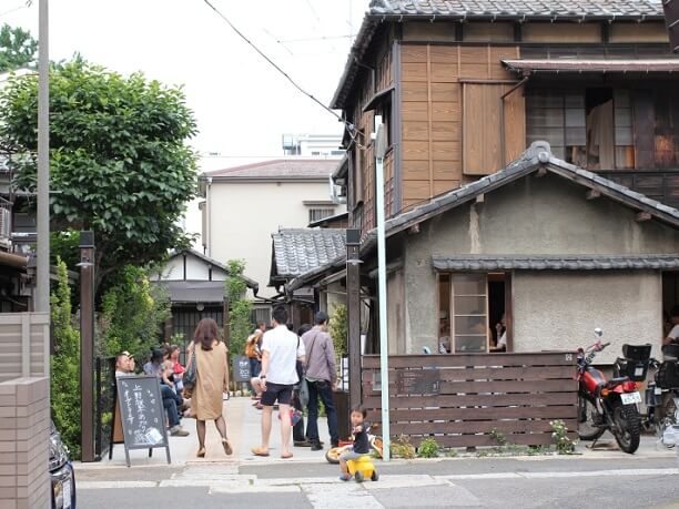 さまざまな人が行き交う「上野桜木あたり」