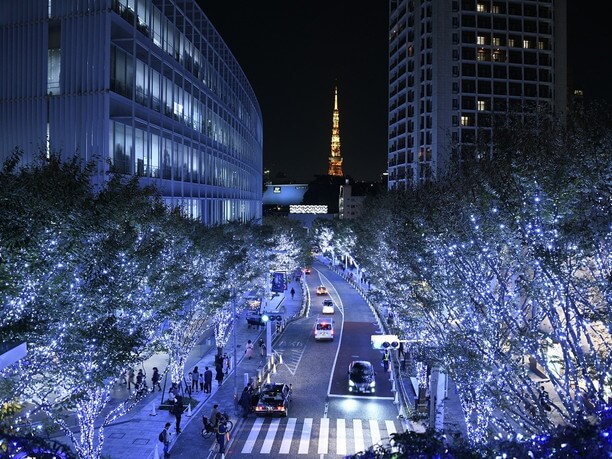 光の向こうにそびえ立つ東京タワー