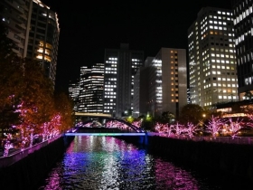 時間ごとに七色に変わる鈴懸歩道橋