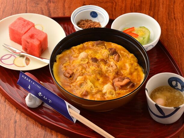 「親子丼」に軍鶏時雨煮やコラーゲンスープがついた「親子昼膳」