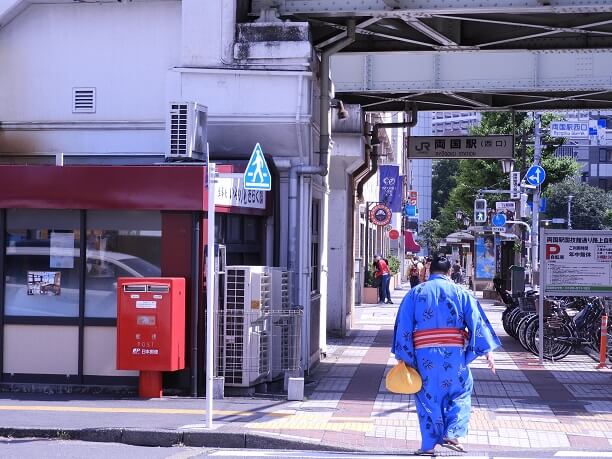 街を歩く力士の姿