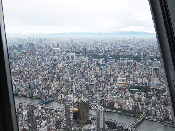 遥か下に建物を見下ろす風景